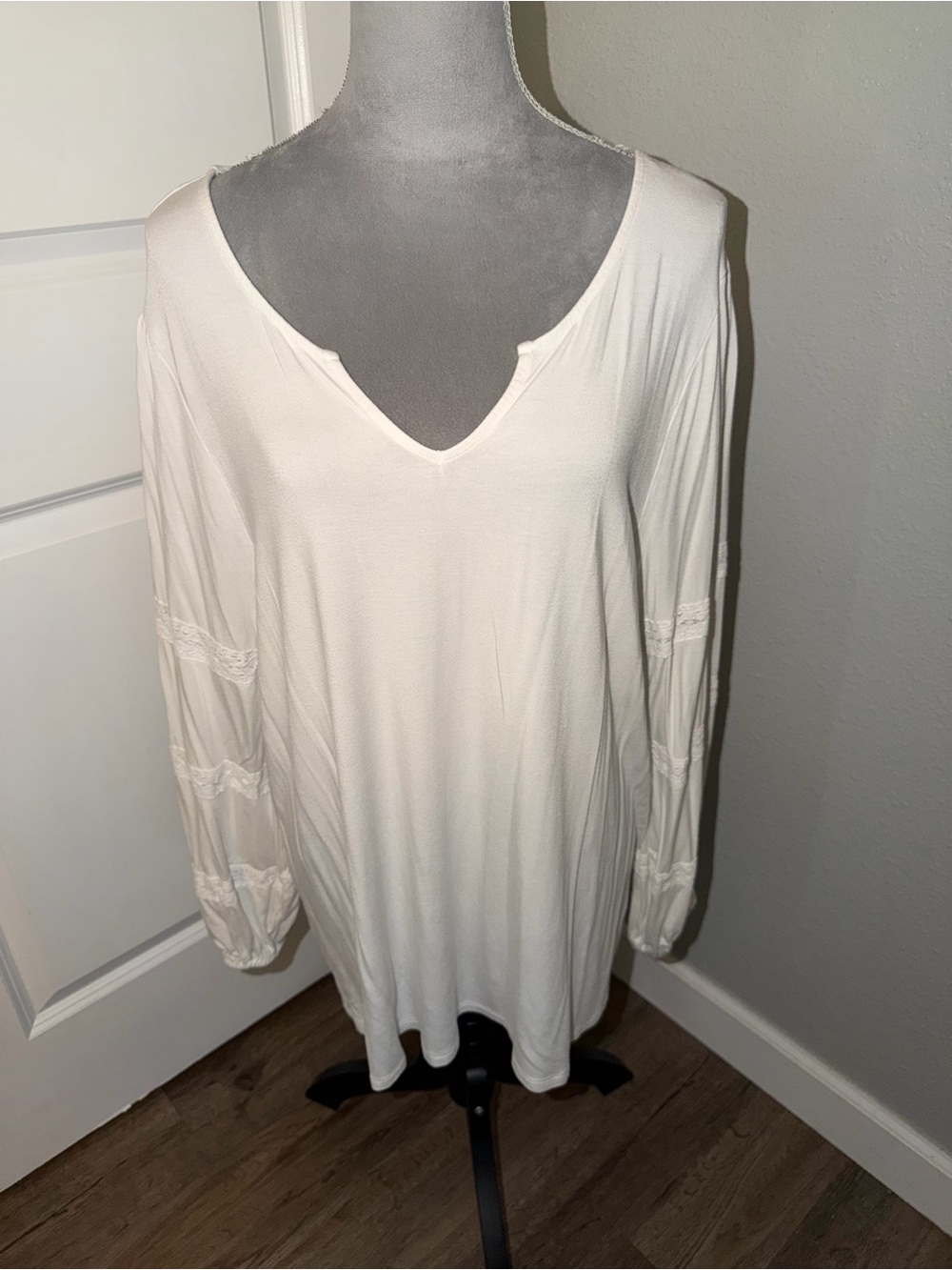Tint & Shadow cream tunic with lace trim along the sleeves, Sz 1X